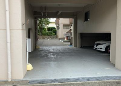 【駐車場】 | 東建狭間マンション | 駐車場と明記されていても、最小スペースでつくられた駐車場だと大型車は駐車できなかったり、出入りしにくくなったりする可能性があります。お車のサイズと購入したい物件の駐車場のサイズを現地で確認しましょう。