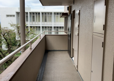 【その他共用部分】 | 東建狭間マンション | 共有部分は、住民なら誰もが使える設備のこと。例えば駐車場やエレベーター、インターネット設備、セキュリティ設備などがあります。他にも、マンションの廊下・外部階段やエントランス・ゴミ置き場などがあります。