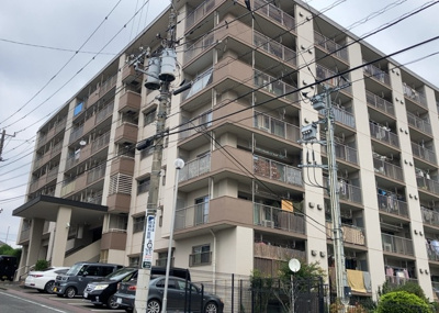 【外観】 | 東建狭間マンション | ＲＣ造、Reinforced Concreteは直訳すると補強されたコンクリートです。主に柱や梁・床・壁が鉄筋とコンクリートで構成おり、鉄筋を組んだ型枠にコンクリートを流し込んで固めたものを指します。