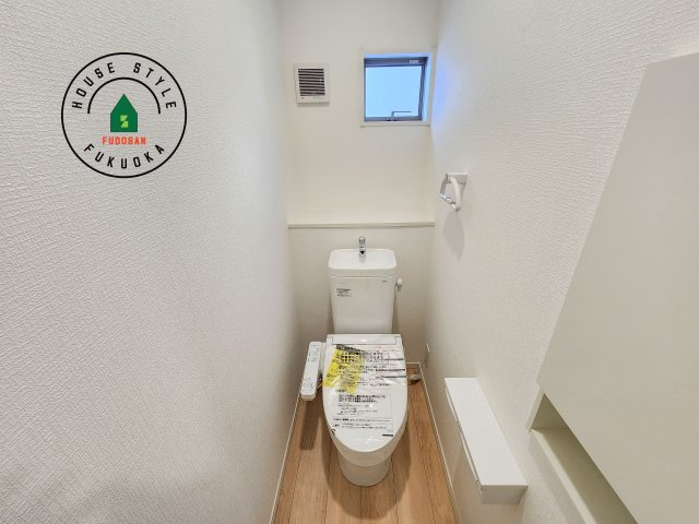 福岡市城南区干隈1丁目第4-2棟（1号棟）のトイレ|トイレ・ウォシュレット付。快適で衛生的な洗浄機能付温水シャワートイレです。収納や手すりもついてます。