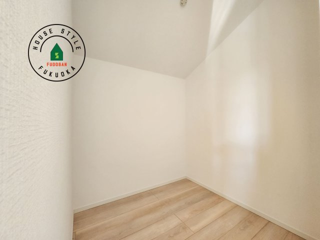 福岡市城南区干隈1丁目第4-2棟（1号棟）の収納|【WIC（ウォークインクローゼット）】 たくさんの洋服をかけてもシワになりにくいウォークインクローゼット。洋服以外にも、普段使わない家電やスーツケース、ストック品など何でも片付く嬉しい空間です。