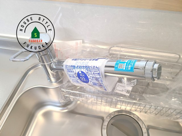 福岡市城南区干隈1丁目第4-2棟（1号棟）の発電・温水設備|ヘッドはシャワーや浄水に切り替え可能でノズルが延びる可動式。料理が楽しくなりますね。