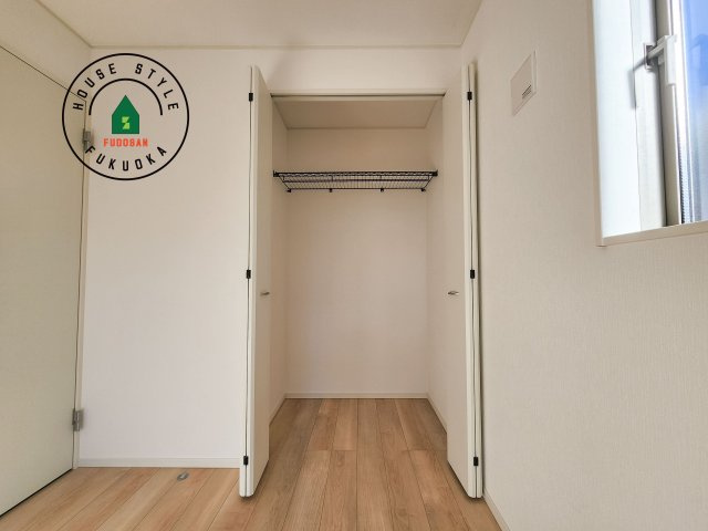 福岡市城南区干隈1丁目第4-2棟（1号棟）の収納|壁面クローゼットのメリットは、衣類が横一列に並ぶためひと目で洋服が選びやすいこと。衣類をたくさんお持ちの方も、限られたスペース内に無理なく収納することができます。