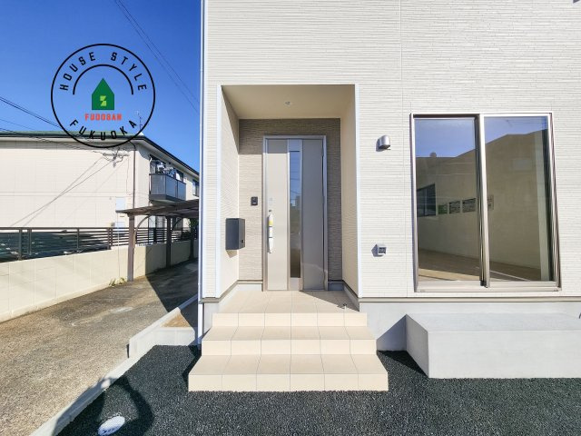 福岡市城南区干隈1丁目第4-2棟（1号棟）の玄関|地盤調査済 / 玄関へ向かうまでのアプローチに漂う上質が期待感をもたせます。玄関は建物の顔。落着きを醸し出した自己主張が心に訴えてきます。