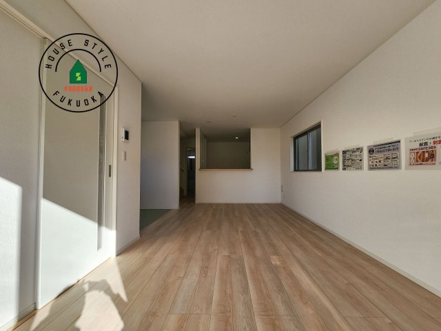 福岡市城南区干隈1丁目第4-2棟（1号棟）の居間・リビング|リビングにいるお子様と会話をしながら家事ができるカウンターキッチン。いま手があいているか、忙しそうなのか相手の様子を伺いながらコミュニケーションをとる訓練にもなります。