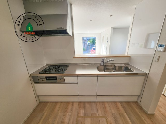 福岡市城南区干隈1丁目第4-2棟（1号棟）のキッチン|忙しい朝でも家族揃って食事をしたいゆとりあるダイニングスペース。