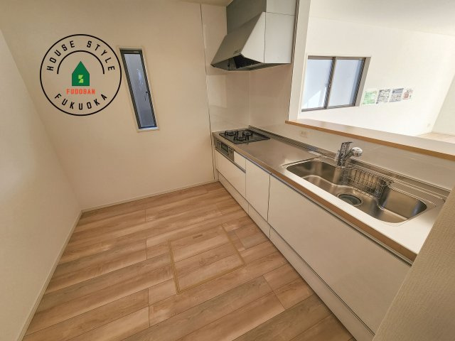 福岡市城南区干隈1丁目第4-2棟（1号棟）のキッチン|カウンターキッチンなら、リビングで遊ぶ子供の様子を見ながら料理ができるので安心です。料理を運んでもらったり、子供にお手伝いしてもらいやすいのもいいですね。