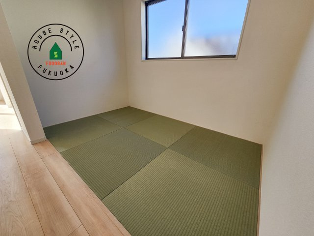 福岡市城南区干隈1丁目第4-2棟（1号棟）の和室|和室を上手に活用すると暮らし方の幅が広がります。例えば普段は開け放して、子供の小さいうちはお昼寝や遊びのスペースに。畳はソフトなので転んでもケガをしにくく安心です