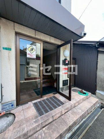三恵十三東ハイツのエントランス