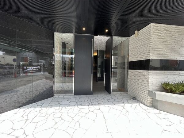 S-RESIDENCE堀田NorthⅡのエントランス|落ち着いたエントランスです
