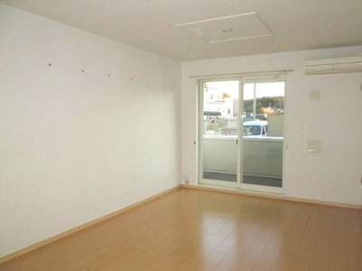 【居間・リビング】 | ヴィラ・リバーサイド | こちらのリビングで趣味の時間をお楽しみください