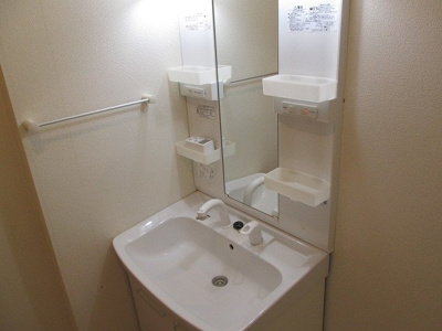 【洗面所】 | ヴィラ・リバーサイド | 広い洗面スペース