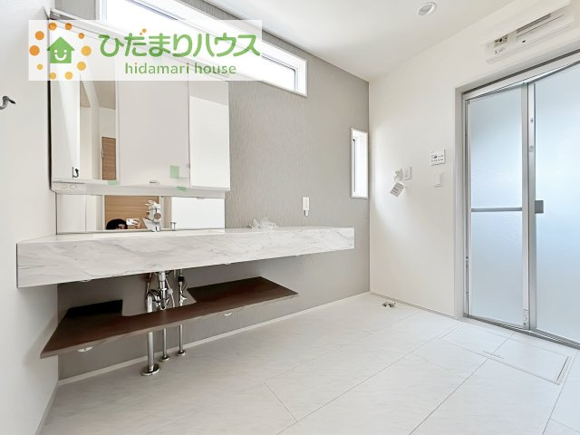 【独立洗面台】 | 取手市台宿1丁目　新築戸建　3号棟 | 三面鏡の大きな鏡は憧れます(^^♪
鏡の後ろは収納となっていて、細かいものでも収納できるのでスッキリと整理できます！