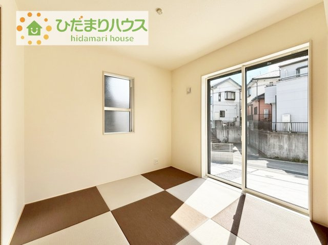 【和室】 | 取手市台宿1丁目　新築戸建　3号棟 | リビング横には、お子様の遊び場にもなる和室が隣接。小さなお子さまにはフローリングよりもやわらかい畳の方が安心です♪