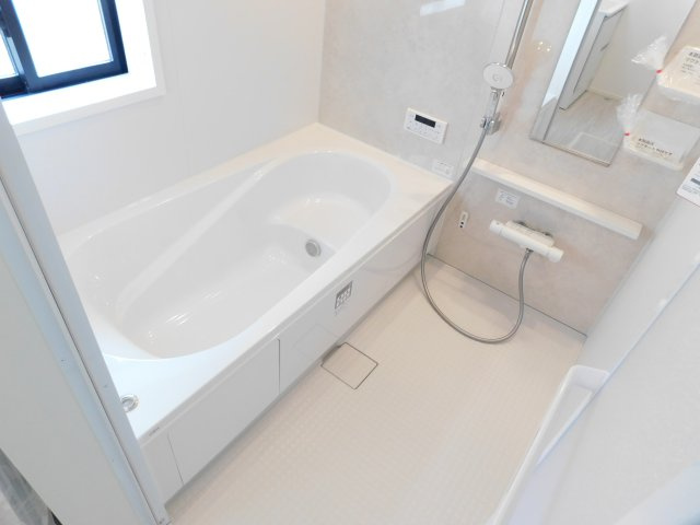 北名古屋市六ツ師女夫越の新築一戸建の浴室|◇浴室◇　　広い１坪サイズ（LIXIL）・浴室暖房乾燥機・保温浴槽・エコベンチ浴槽・スライドバーシャワー・キレイサーモフロア・オートバス・バリアフリー