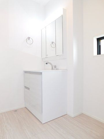 北名古屋市六ツ師女夫越の新築一戸建の独立洗面台|◇洗面室◇　　三面鏡シャンプードレッサー　くもり止め仕様　