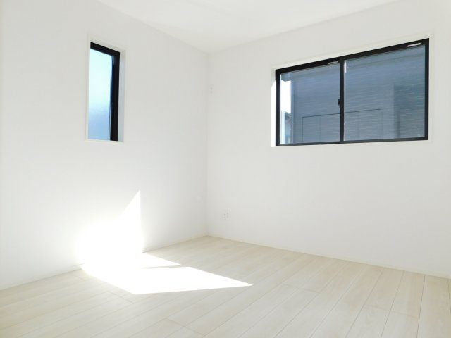 北名古屋市六ツ師女夫越の新築一戸建の洋室|◇洋室◇　　南面で明るい洋室約５．２５帖　全居室収納完備♪