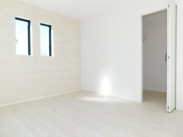 北名古屋市六ツ師女夫越の新築一戸建の洋室|◇洋室◇　　南面で明るい洋室約７．０帖　大型ウォークインクローゼット完備♪　バルコニー付き！