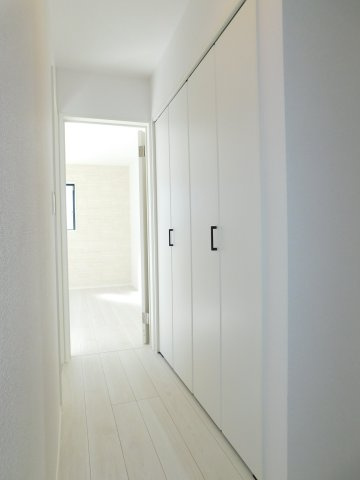 北名古屋市六ツ師女夫越の新築一戸建の収納|◇ホール収納◇　　掃除道具や季節の荷物が大容量収納できます！