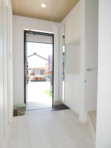 北名古屋市六ツ師女夫越の新築一戸建の玄関|◇玄関収納◇　　家族の履物がしっかり収納できるミラー付きシューズ収納！　