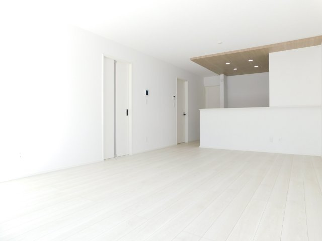 北名古屋市六ツ師女夫越の新築一戸建の居間・リビング|◇リビング◇　　南面で明るいリビング約１８．０帖　キッチン裏には大型パントリー完備！