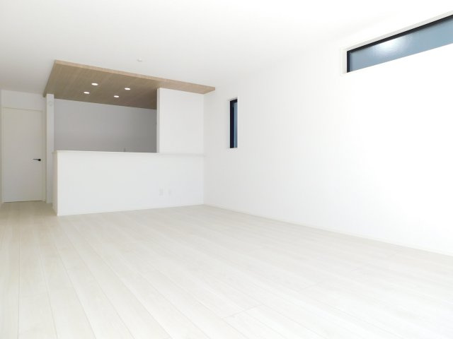 北名古屋市六ツ師女夫越の新築一戸建の居間・リビング|◇リビング◇　　南面で明るいリビング約１８．０帖　子育てに嬉しい対面キッチン♪