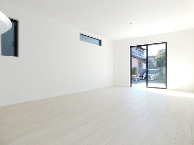 北名古屋市六ツ師女夫越の新築一戸建の居間・リビング|◇リビング◇　　南面リビング約１８．０帖　大きな窓の開放的なリビング♪