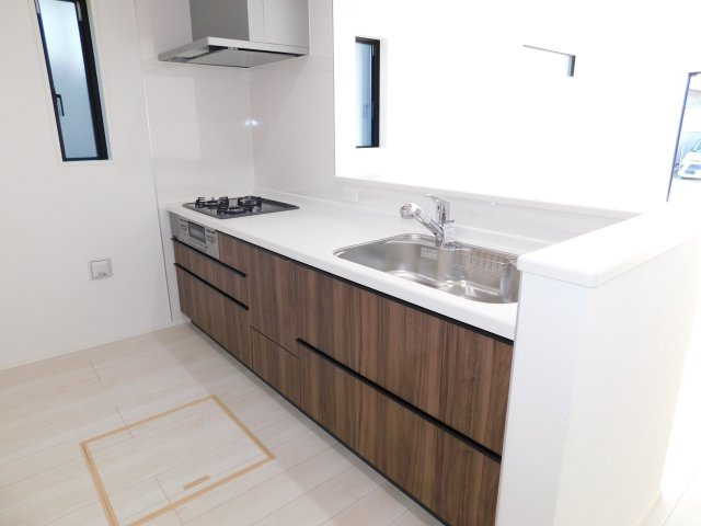 北名古屋市六ツ師女夫越の新築一戸建のキッチン|◇キッチン◇　　人気の対面式・人造大理石カウンター・浄水器付ハンドシャワー・静音仕様シンク・Ｉ・スローインクローズレール・薄型換気扇・前面コンセント完備・床下収納庫 　