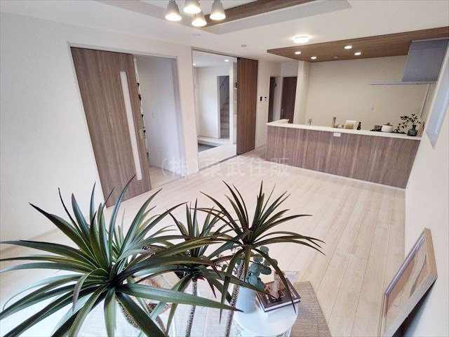 【居間・リビング】 | 鶴ヶ島市下新田　全2棟　1号棟 | ご家族が集まるリビングは16.0帖の広さです