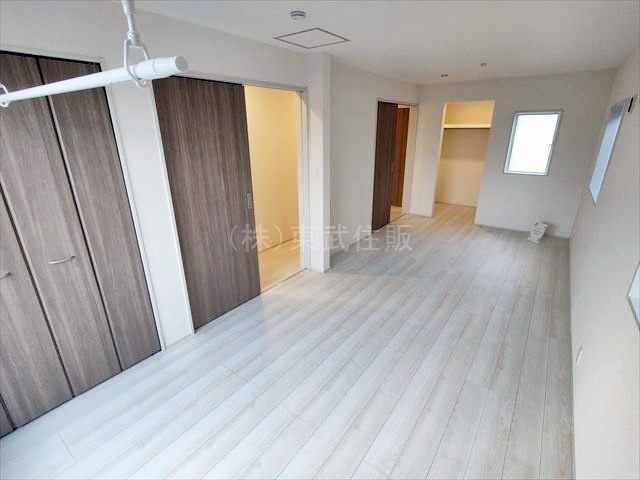 【寝室】 | 鶴ヶ島市下新田　全2棟　1号棟 | 2階東側10.5帖洋室　将来間仕切りも出来るお部屋です