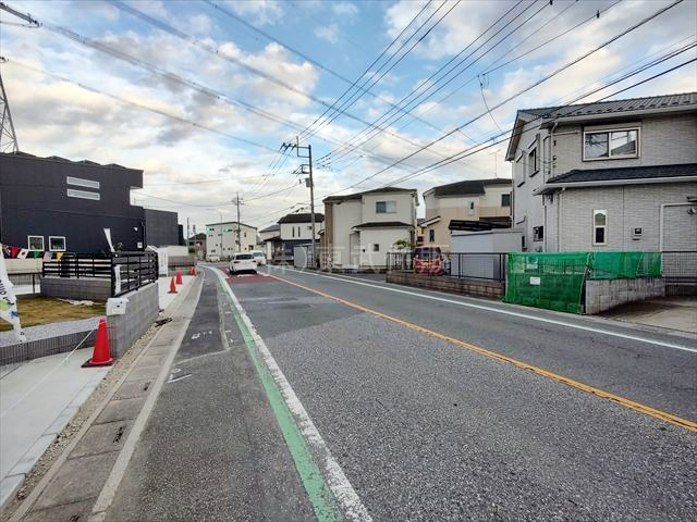 【前面道路含む現地写真】 | 鶴ヶ島市下新田　全2棟　1号棟 | 閑静な住宅地です