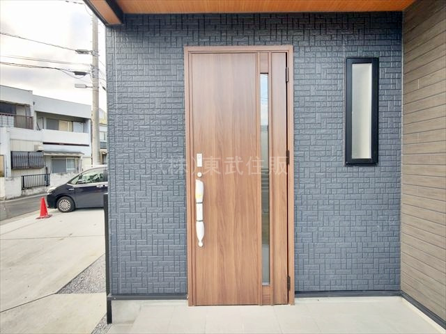 【玄関】 | 鶴ヶ島市下新田　全2棟　1号棟 | 落ち着いた雰囲気の玄関です