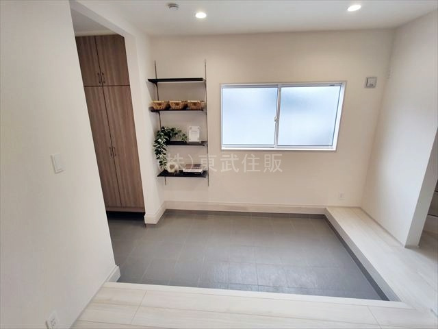 【玄関】 | 鶴ヶ島市下新田　全2棟　1号棟 | 広く明るい玄関です