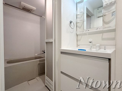 【洗面所】 | Phil Glanz | 忙しい朝には欠かせない洗面所です