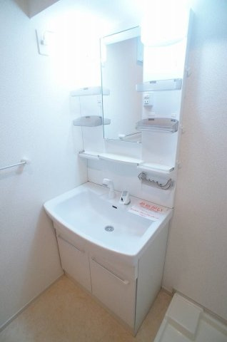 【洗面所】 | フランブリーズⅢ | 忙しい朝には欠かせない洗面所です