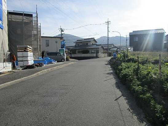 【前面道路含む現地写真】