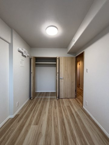 【洋室】 | 各居室に収納完備し、お部屋ごとすっきり荷物が片付きます。