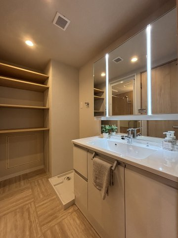 【独立洗面台】 | メイクや髪の毛のセットもしやすい照明付三面鏡洗面台に新規交換済み♪
可動棚もあり、洗面室がきれいに片付きます。