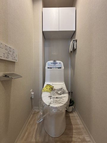 【トイレ】 | 暖かな便座でオールシーズン快適な「温水洗浄便座」を標準搭載◎　　　
気になる水回りは新規交換し、気持ちよく新生活がスタートいただけます。