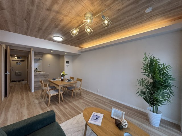 【居間・リビング】 | 天井アクセントクロス＋間接照明が映える明るいリビングルーム◎