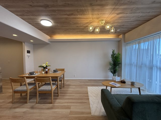 【居間・リビング】 | 白を基調とするナチュラルな色合いは、幅広い世代にマッチいたします。