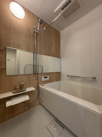 【浴室】 | 入浴時間が違っても適温に沸かし直しができる「追い焚き機能」付き♪　
気持ちよくゆっくりご入浴できますね。