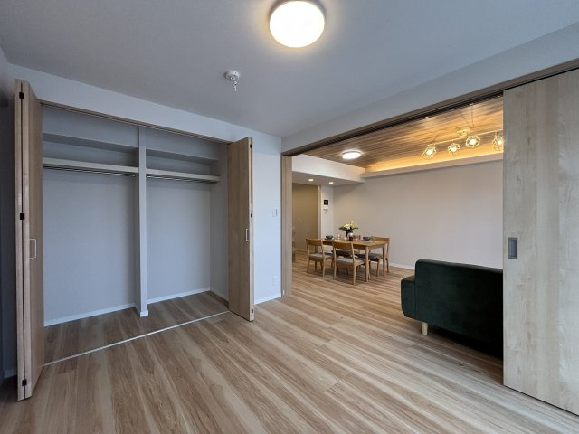 【洋室】 | リビング繋がりの洋室は、開放すれば一体利用もできますよ。