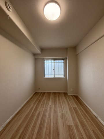 【洋室】 | お掃除やインテリアの設置もしやすい全室フローリングのお住まいです。