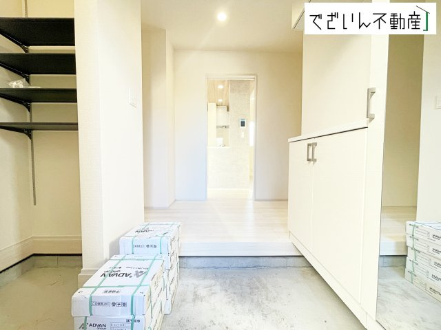 【玄関】 | blooming garden行田市桜町1丁目　【平屋】新築住宅 | 玄関には大容量のシューズボックスを完備。ご家族全員分の靴はもちろん、傘や掃除道具もすっきり片付きます。いつも綺麗な玄関を保てるので、急な来客があっても慌てずに済みますね♪
現地(2026年1月撮影)