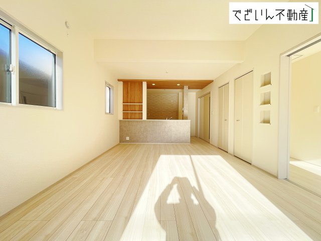 【居間・リビング】 | blooming garden行田市桜町1丁目　【平屋】新築住宅 | ハイセンスな空間を豊かに表現する素敵な床、時間によってさまざまな陽光を映し出す大きな窓、住みやすさを追求した間取り…拘りを持って造り上げた家は、流れる時間を豊かにします。
現地(2026年1月撮影)
