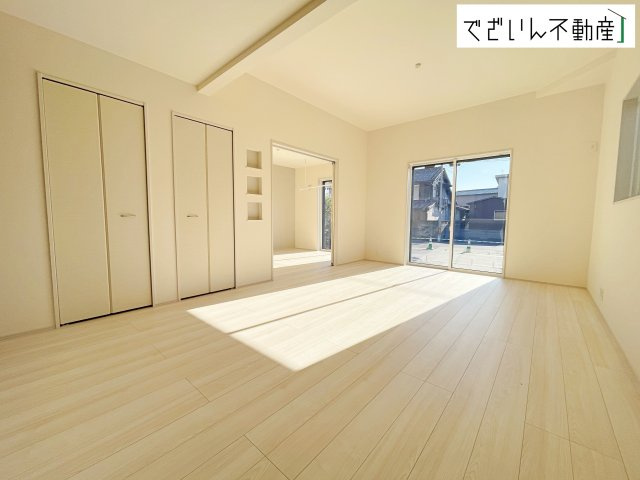 【居間・リビング】 | blooming garden行田市桜町1丁目　【平屋】新築住宅 | 窓からのあたたかい光をあびながらの朝食。今日も一日がんばれそう！と思えるリビングダイニングです。
現地(2026年1月撮影)