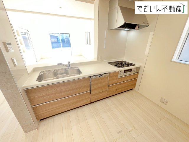 【キッチン】 | blooming garden行田市桜町1丁目　【平屋】新築住宅 | 食洗機付きのシステムキッチン。広々としたシンクと調理スペースで、お子様と一緒に料理を楽しむこともできます。床下収納もあり、ストック品も賢く管理できます♪
現地(2026年1月撮影)