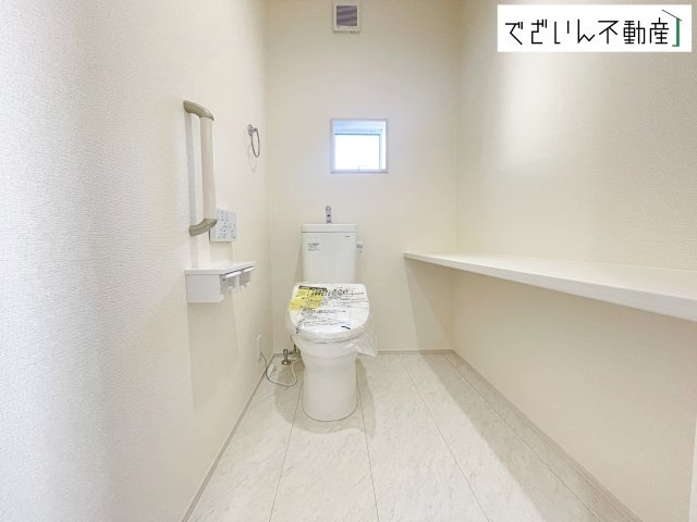 【トイレ】 | blooming garden行田市桜町1丁目　【平屋】新築住宅 | 温水洗浄便座付きの清潔感あふれるトイレです！壁には小物が置ける棚が設置されているので、お花を飾ったり予備のトイレットペーパーを置いたりするのに重宝します♪
現地(2026年1月撮影)