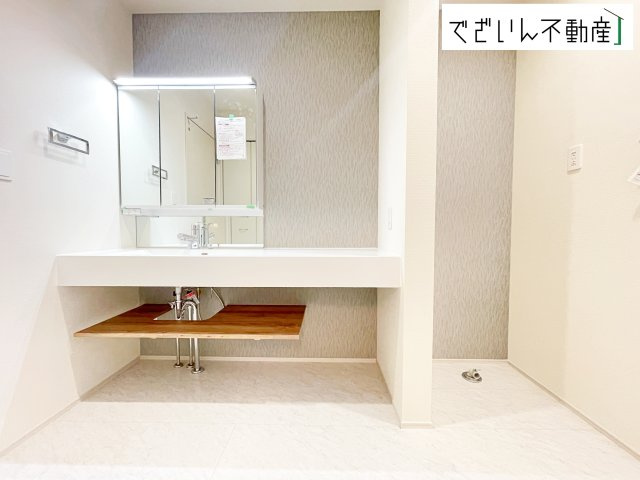 【独立洗面台】 | blooming garden行田市桜町1丁目　【平屋】新築住宅 | 清潔感あふれる洗面脱衣室です。アクセントクロスもあり、上質な雰囲気の空間となっております。
現地(2026年1月撮影)